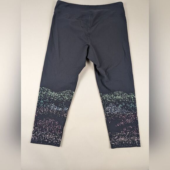 L. L. Bean Women's Boundless Performance Capri leggings grey pattern size Medium - Picture 9 of 9